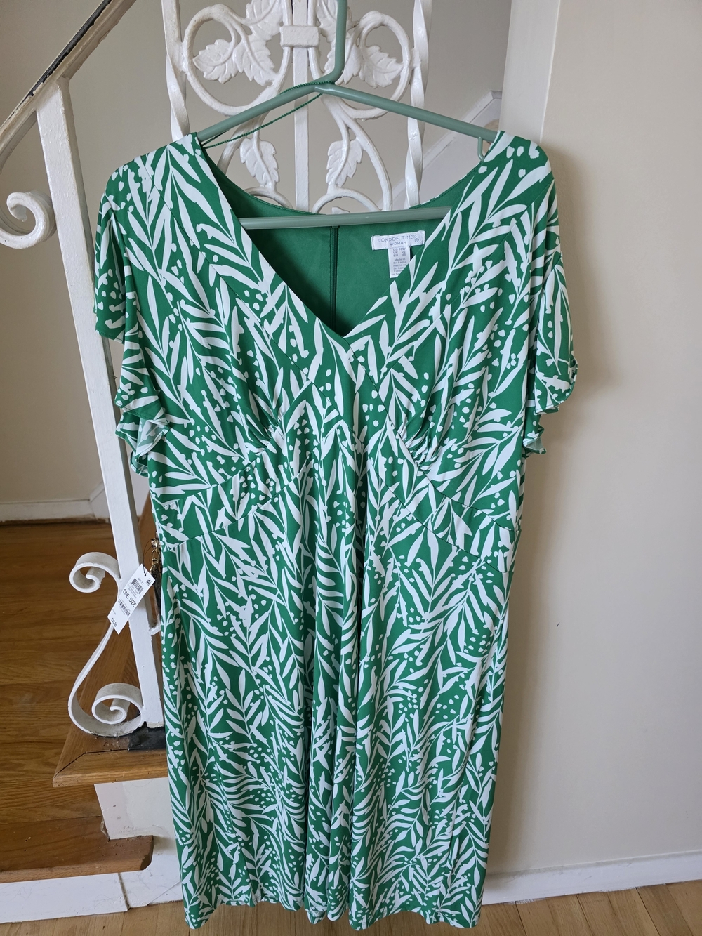 London Times Green and White Leaf-Print V-Neck Women's Dress